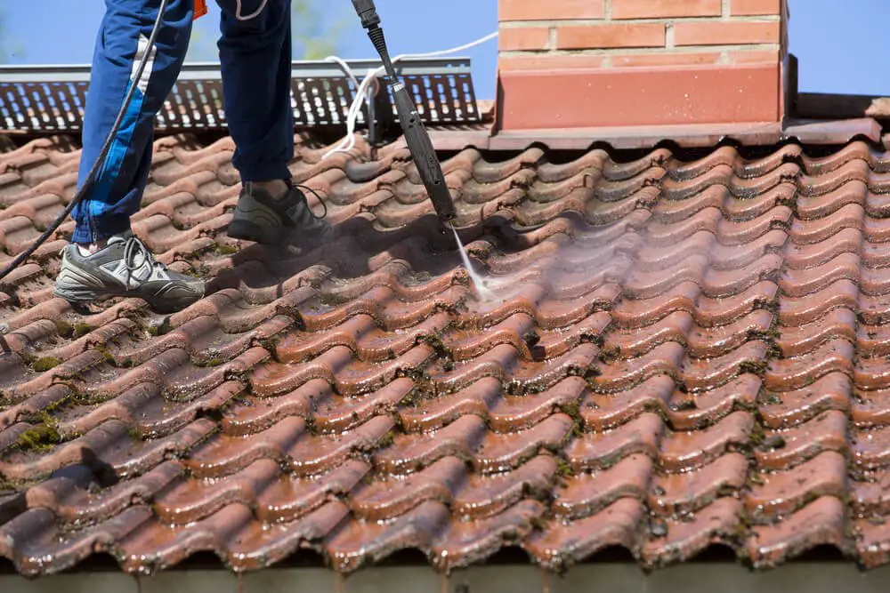 How to choose a pressure washing business to clean your roof